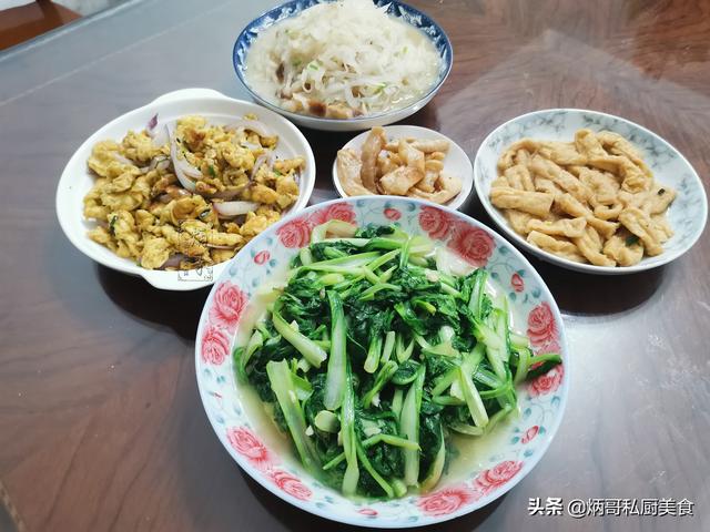 回老家蹭饭，晒妈妈做的菜在朋友圈火了，网友：这才是正宗农家菜