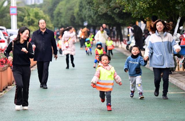 大手牵小手，罗平县博翰博苑幼儿园举行欢乐亲子跑主题活动