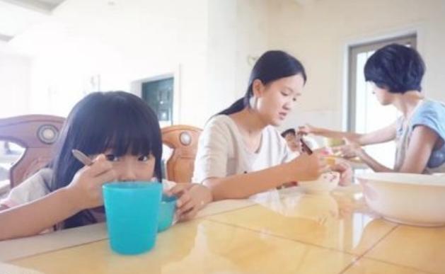 “娃都不喂就自己先吃饭，你太自私”，妈妈更爱自己，就有罪吗？