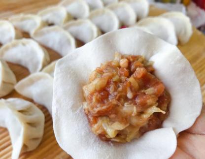 调猪肉饺子馅儿时，掌握“盐水油”口诀，做好鲜嫩多汁，香味十足