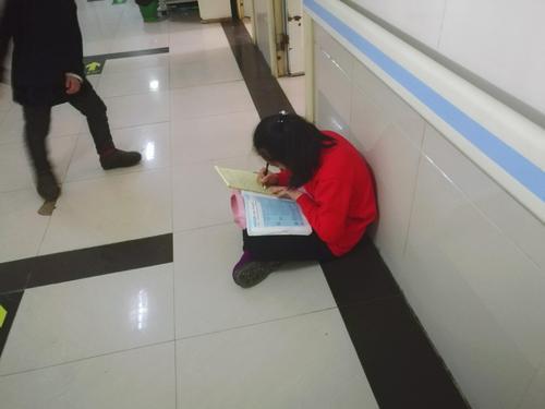 你的育儿经：产妇半夜生二胎，产房外等待的只有大女儿，孩子的回答惹人心疼