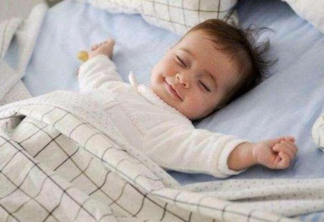 你的育儿经■孩子睡觉总是喜欢踢被子，并不一定是因为热，你不知道宝宝多难受
