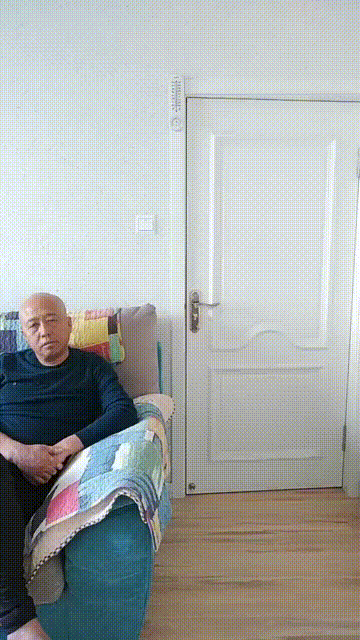 搞笑gif:妻子跟女儿同时向一个男人求抱,他会选哪个?