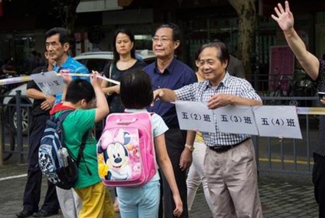 家长接孩子放学的几种方式，容易让老师厌恶，孩子可能也跟着遭殃