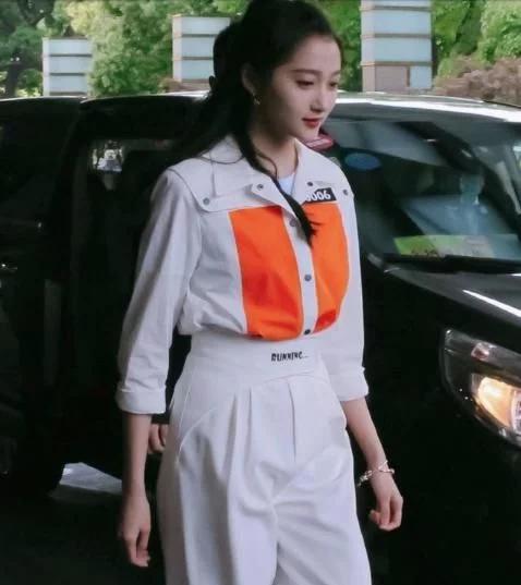 暖风吹怀|关晓彤穿平底鞋录节目，当她和184蔡徐坤同框，谁的身高在说谎？