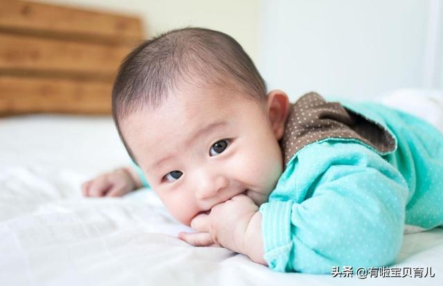 【超级宝妈】宝宝趴着玩的好处竟然这么多，这些训练方法都拿去「有啦育儿」
