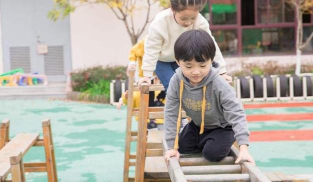 为什么孩子在幼儿园里，表现得比在家更乖巧？心理学家给出答案