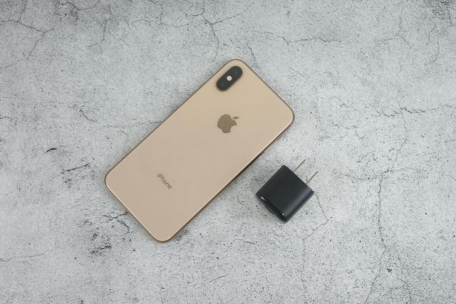 苹果iPhone以环保之名：取消充电器，第三方充电它不香吗？