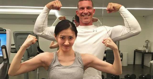 麦小姐|赵丽颖阳光运动成果！粉丝看起来很傻！看起来很虚弱热巴