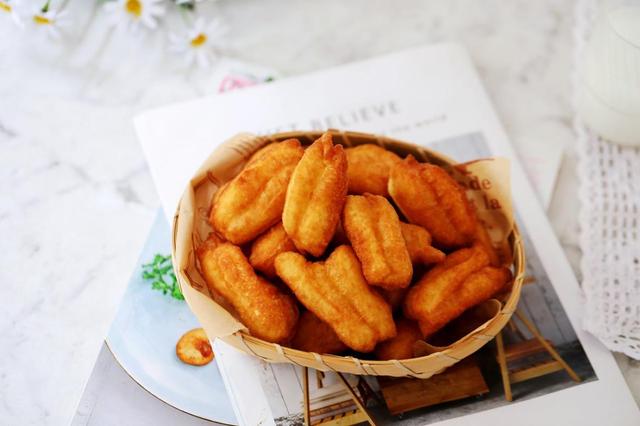 分享迷你小油条的做法，香酥可口，老少皆宜，做法超简单，一起学