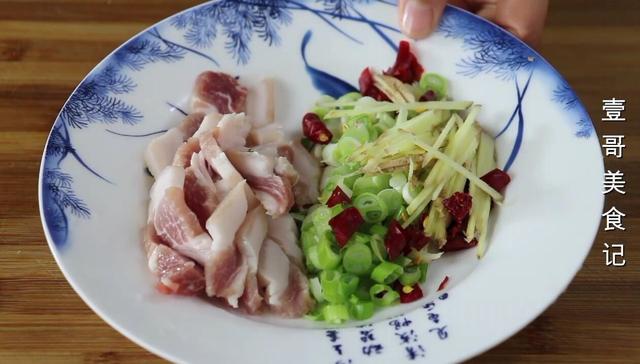 白菜别再直接炒了，加1块豆腐，比吃肉还过瘾，上桌连汤汁都不剩