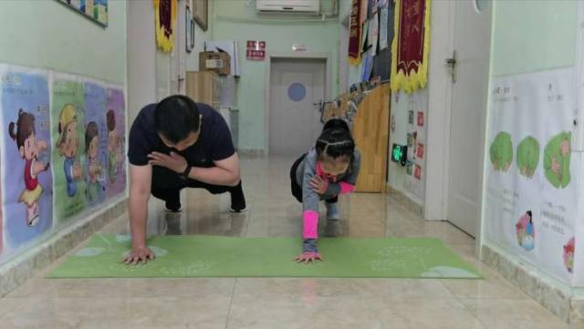 #东北新闻网#点赞！这对父女宅家运动快乐健身