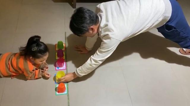 「超级宝妈」纸杯也能玩出花儿，这样的亲子互动游戏你试过吗？