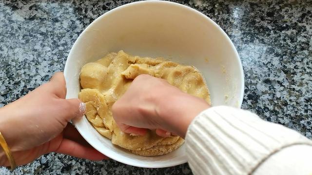 金黄酥脆，个个开花，外脆内酥，香甜可口，家人吃着叫好的小零食