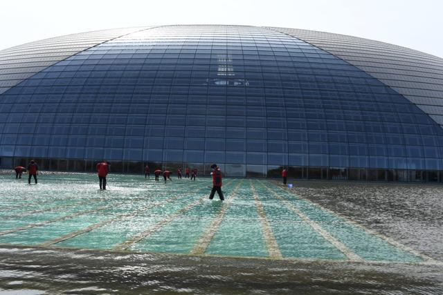 「北京日报客户端」国家大剧院水下廊道清洁，重现碧波荡漾