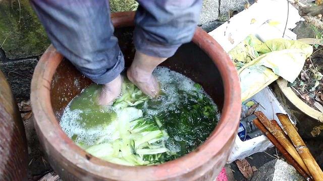 最好吃的腌菜，竟然是有汗脚的人踩出来的？