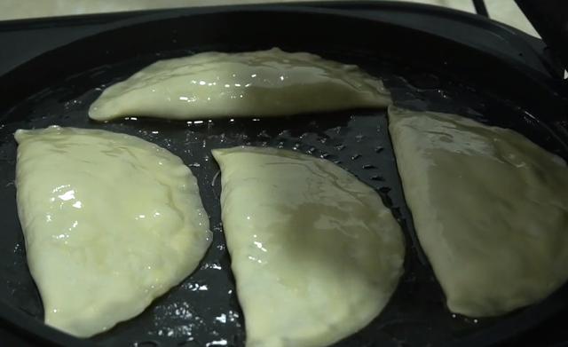 韭菜盒子最好吃做法，不用发面也柔软，鲜香肉嫩，一次至少吃5张
