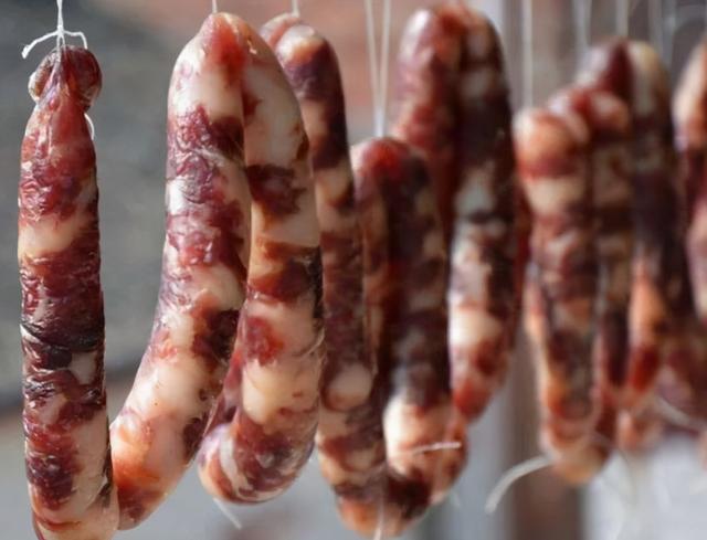 灌好的香肠，不要着急晒，学会正确做法，香肠更好吃，保存时间长