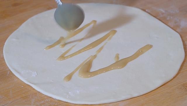 饼烙得像锅盔？试试这个家常饼做法，外酥里软层次丰富，凉了不硬