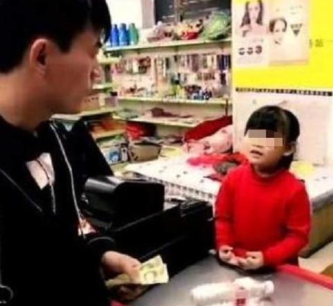 5岁女孩超市“偷东西”被发现，孩子脱下外套后店员泪目：你走吧