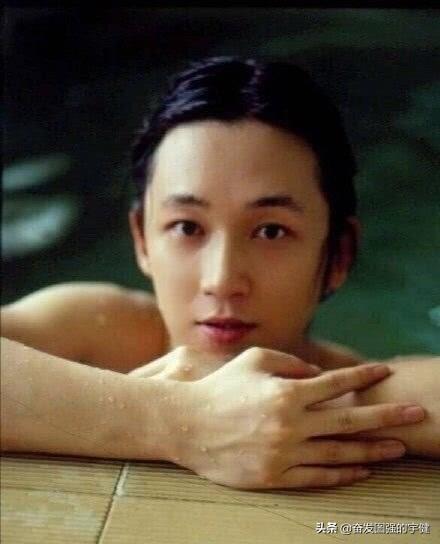 #fun娱乐#鬼吹灯片头题字是潘粤明写的。明明可以靠颜值，可偏偏要靠才华