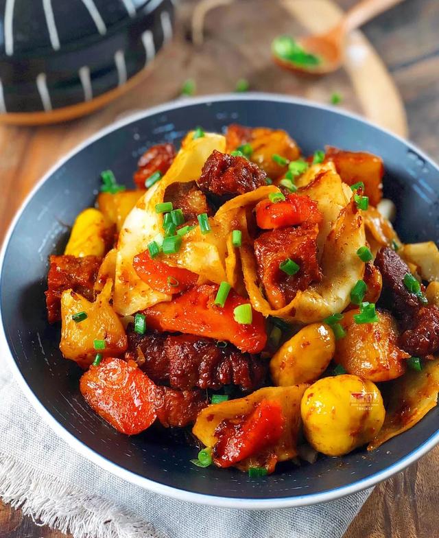 爆炸级好吃！一锅乱炖就搞定，有肉有菜有主食，简单到偷笑