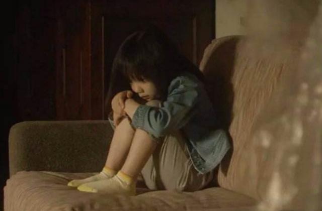 「你的育儿经」8岁女儿半夜做噩梦，嘴里念念有词说书包破了，爸爸看后哭成泪人