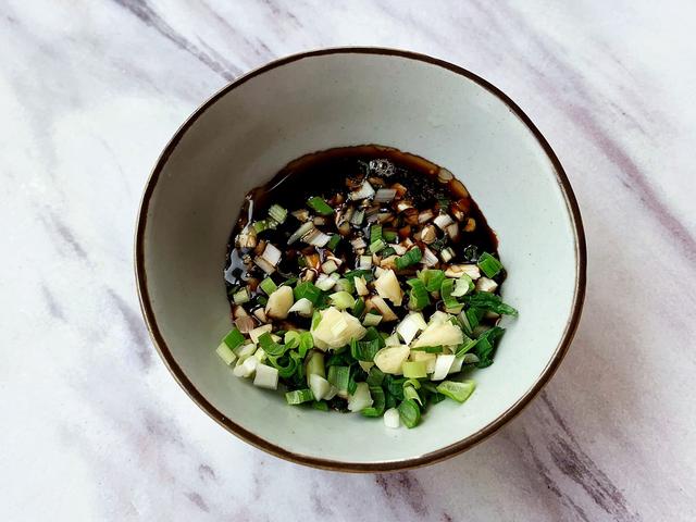 粤菜经典白切鸡，原汁原味皮爽肉滑，大厨：这个料汁拌什么都好吃