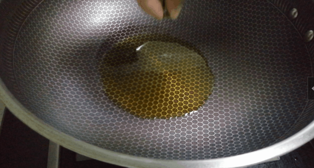 芹菜叶千万别再扔了，搭配2块钱食材，就能做出美味小凉菜