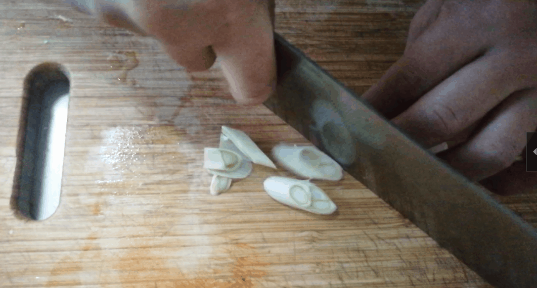 大饼放2天，又干又硬，扔了可惜，用这办法，秒变美味