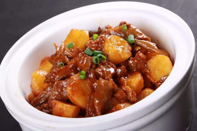 土豆炖牛腩家常做法：牛腩软烂，土豆软糯易消化，营养不流失