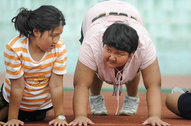 小胖墩电动车上“打瞌睡”走红，看后网友笑出猪叫：哪来的肉球？