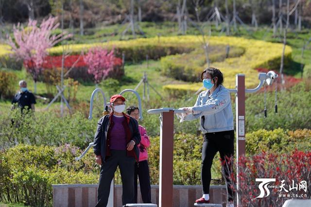 【旅行百事通】世界地球日：游客乐享“五彩雅山”美景