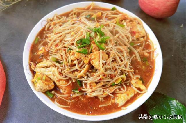 金针菇别再涮锅了！教你一个简单做法，脆嫩爽滑，我家一周吃5次