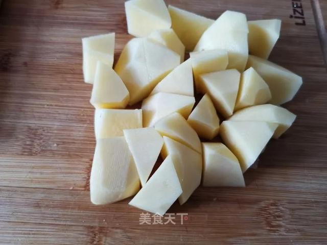 家庭版爆炒鸡胗的做法来了！鸡胗又脆又爽口，特别有嚼劲，超下饭哟