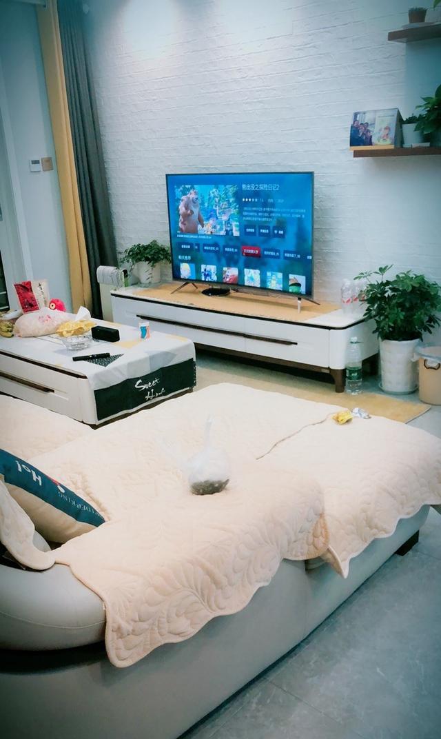 简约装修的新房完工，入户就被吸引了，玄关鞋柜超大气实用