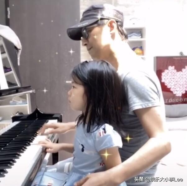 退场|女儿弹钢琴章子怡掌镜，汪峰手把手教女儿弹琴，为默契竖大拇指