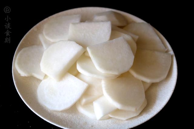 炖鱼时，汤汁寡淡是调料少了吗？我加了“2样”，鱼汤奶白肉质鲜