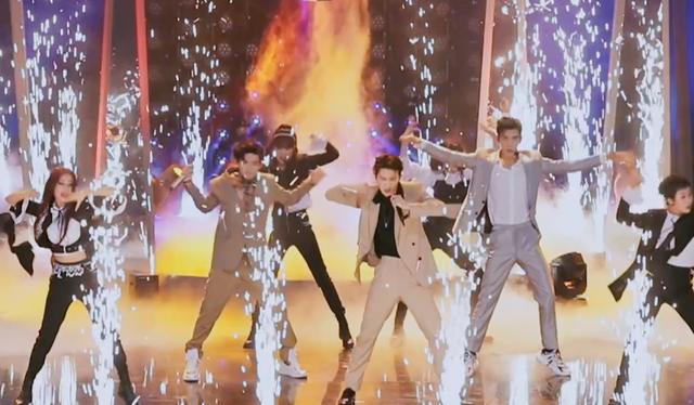 《青2》合作舞台预告来了，NPC学长看花眼，见到Lisa我犯花痴啦fun娱乐