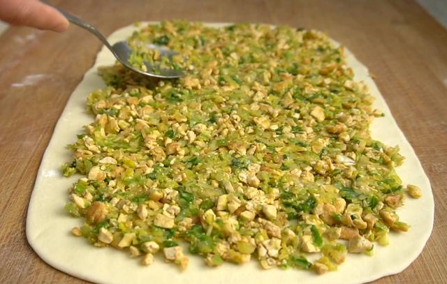 白菜这样吃真过瘾，不发面不烫面，一折一卷就搞定，比包子还好吃