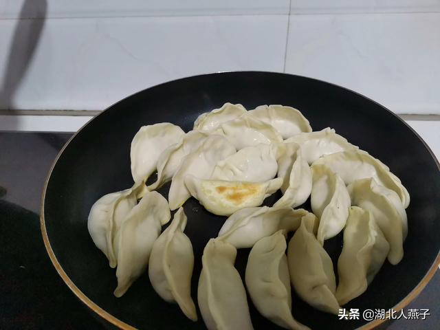 做煎饺有人先倒油，有人先加水？老师傅：都不对，这才是正确方法