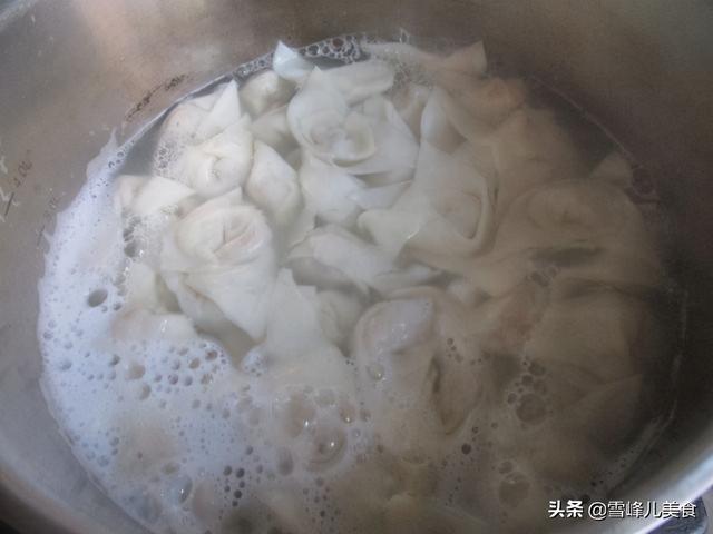 早餐我家这样吃，比饺子简单比面条好吃，一碗下肚热乎乎真舒服