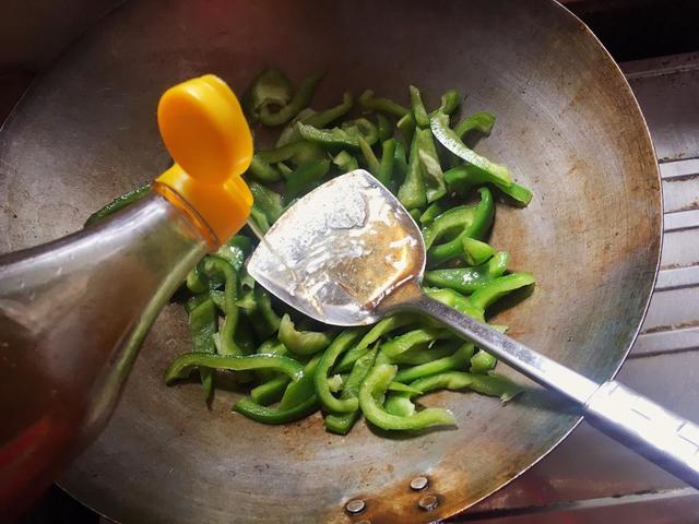 炒牛肉时，想要牛肉嫩滑又不老，只需加入1样东西，很多人都不懂