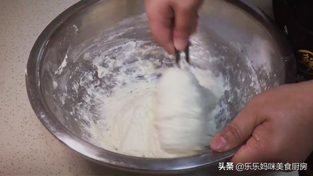 懒人凉皮想要好吃，可不是直接调面糊那么简单，教你正确做法，香