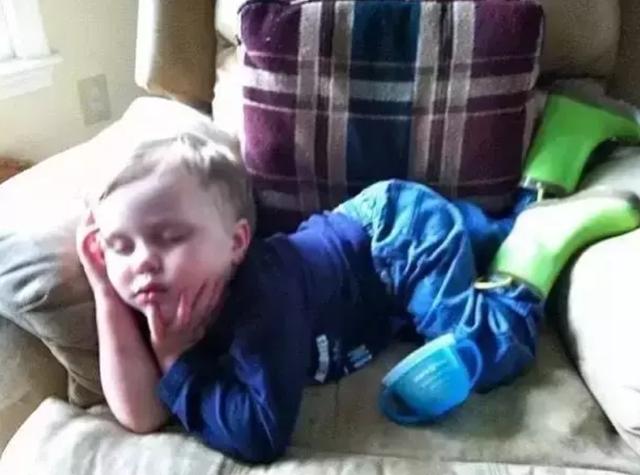 为什么宝宝睡觉喜欢满床打滚？并不是太热，这3个原因让人想不到