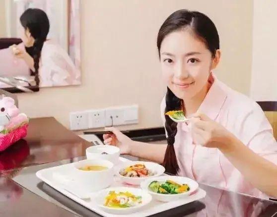 超级宝妈▲亲妈抛下自己女儿给儿媳妇照顾月子，女儿委曲痛批，网友：真矫情