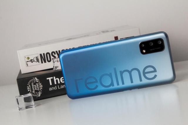 高端手机配置下放，realme Q2越级体验，快充续航是重点