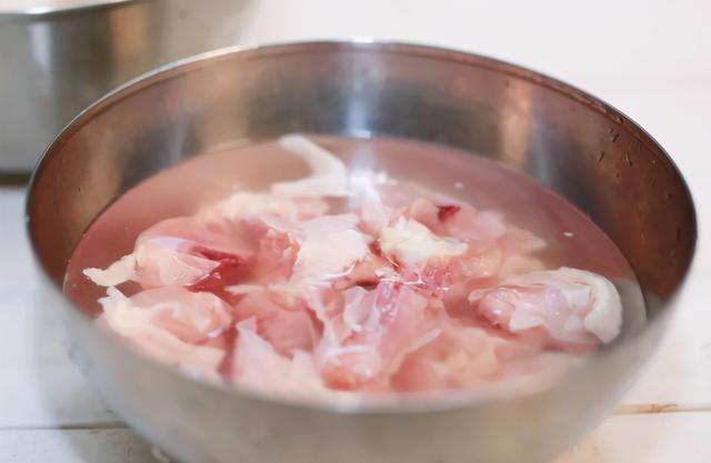 炖鸡块，怎么做才鲜香好吃？牢记“1泡2窍门”，鸡肉无腥，实用