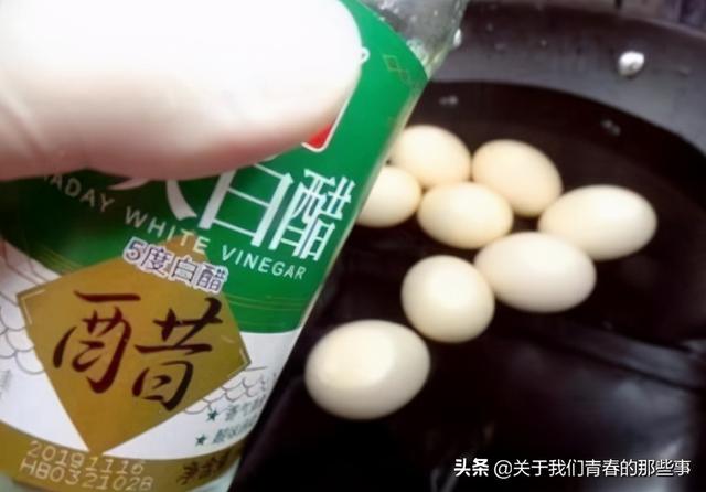 煮鸡蛋，只用清水就错了！加入一勺它，鸡蛋更软嫩，蛋壳一扯就掉