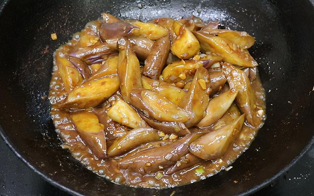 吃腻了大鱼大肉，来一盘酱汁茄子，不蒸不油炸，下酒下饭易操作